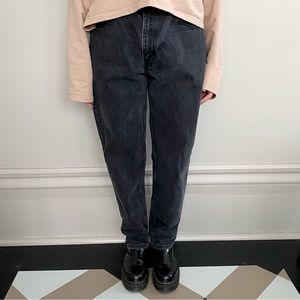 Vintage Levi’s 550 high-waisted baggy black jeans. 🖤